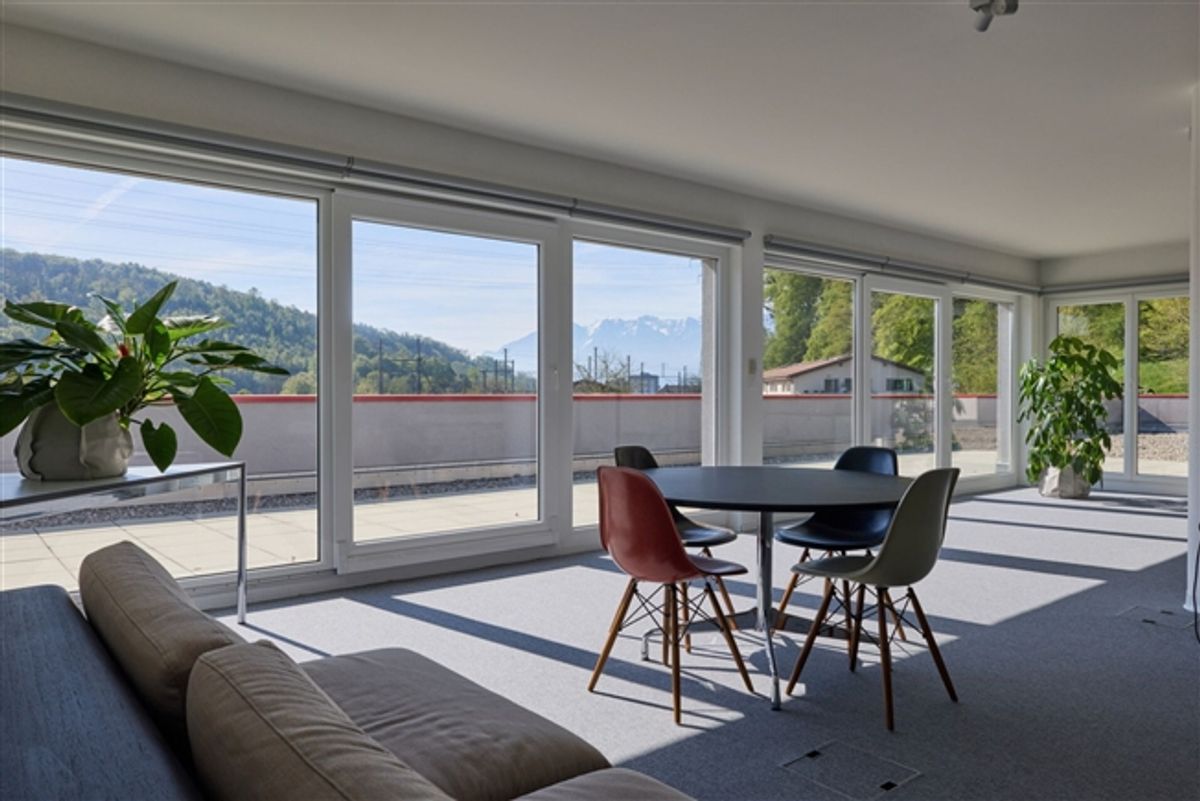 Schönes Verwaltungsgebiet mit großer Terrasse von 200 m² - 0