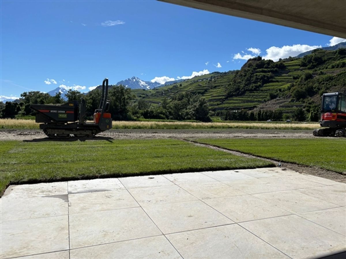 Prächtiger Garten mit überdachter Terrasse und herrlicher Aussicht - 0