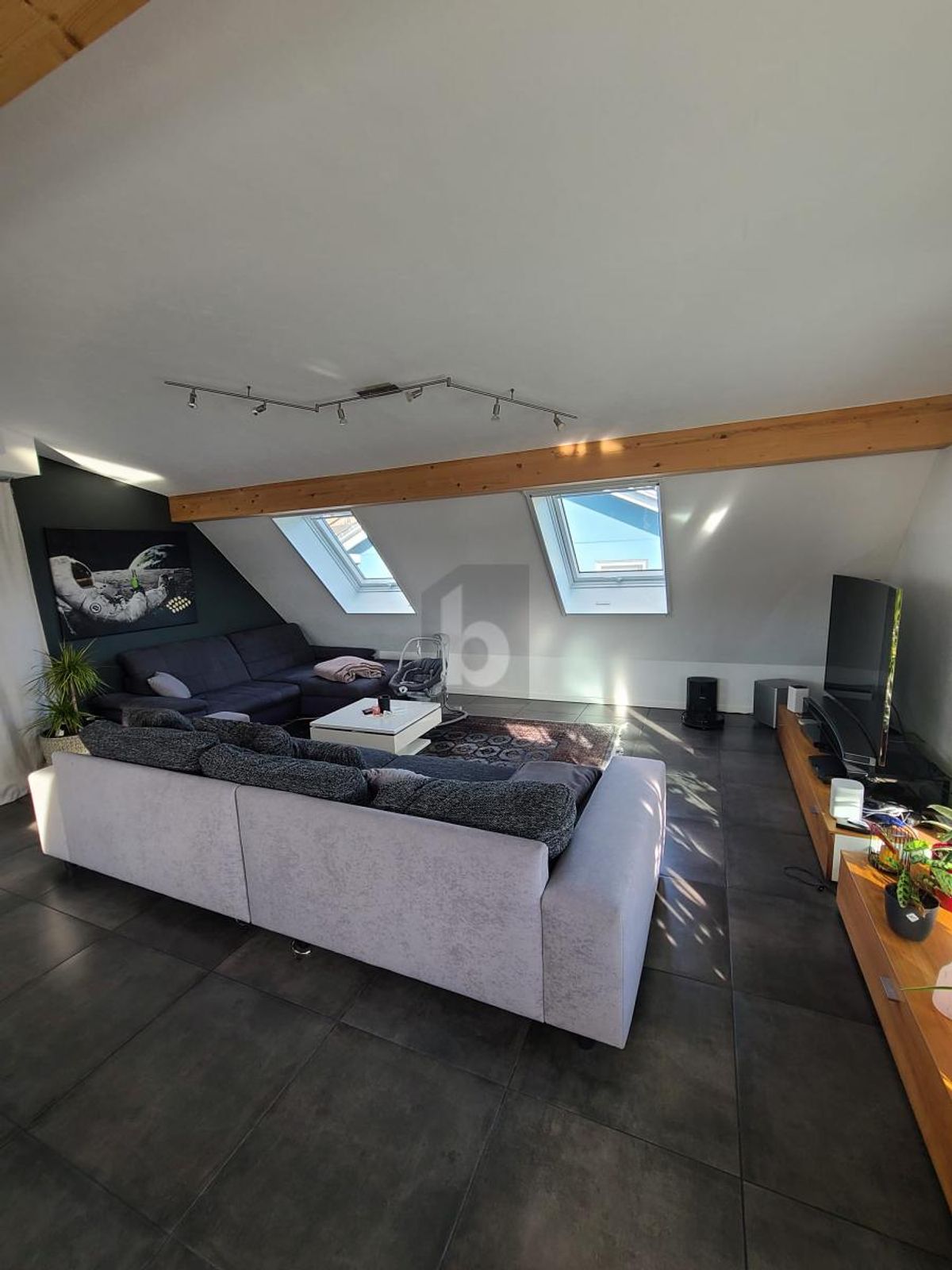 SONNIG, KLIMATISIERT MIT BALKON UND E-LADESTATION - 3