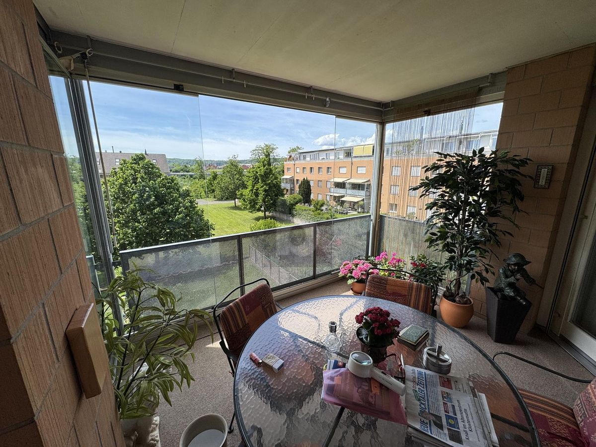 GEPFLEGT MIT BALKON UND BEGRÜNTEM INNENHOF! - 1