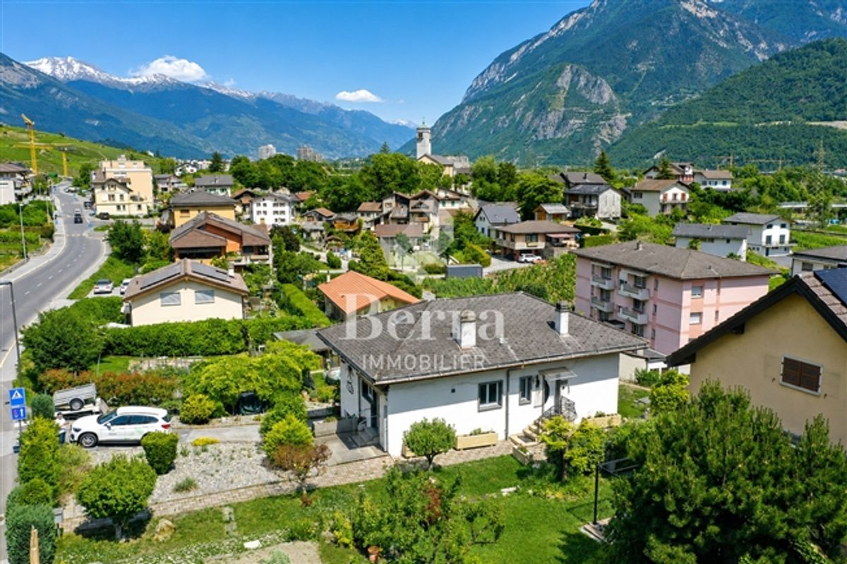 Freistehende Villa mit Garten, Terrasse, Garage und gutem Potenzial. - 0