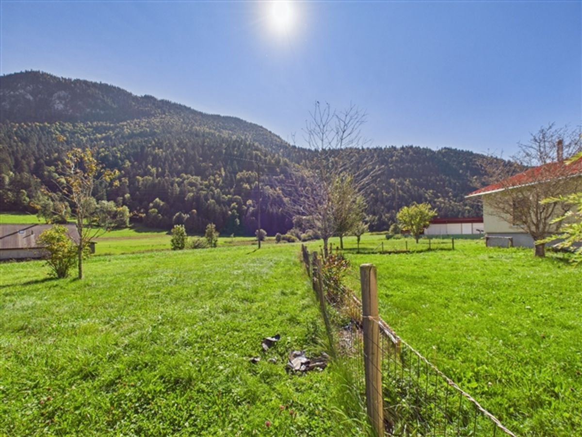 Immeuble de rendement avec 2 appartements, atelier et grand terrain à Noiraigue - 7