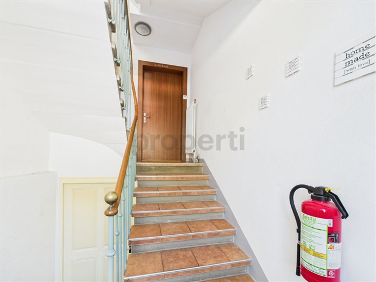 Immeuble de rendement avec 2 appartements, atelier et grand terrain à Noiraigue - 8