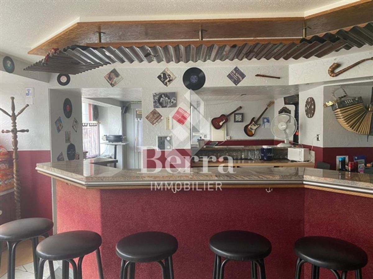 Mischgebäude mit Café-Bar und Wohnungen – im Herzen des alten Dorfes Saxon - 1