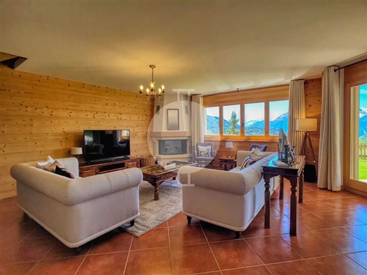 Prächtige 5,5-Zimmer-Wohnung mit großem Garten und Panoramablick auf die Berge - 1