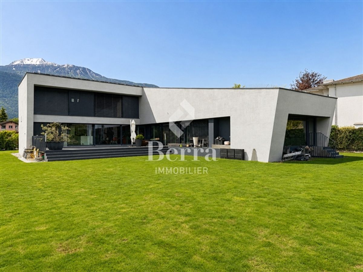 Ausgezeichnete moderne Architektenvilla – 300 m² Wohnfläche auf einem 2 388 m² grossen Grundstück - 1