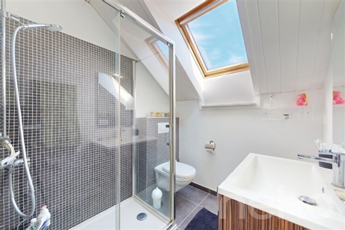 Wunderschöne 6,5-Zimmer-Familienvilla wurde sorgfältig renoviert - 9
