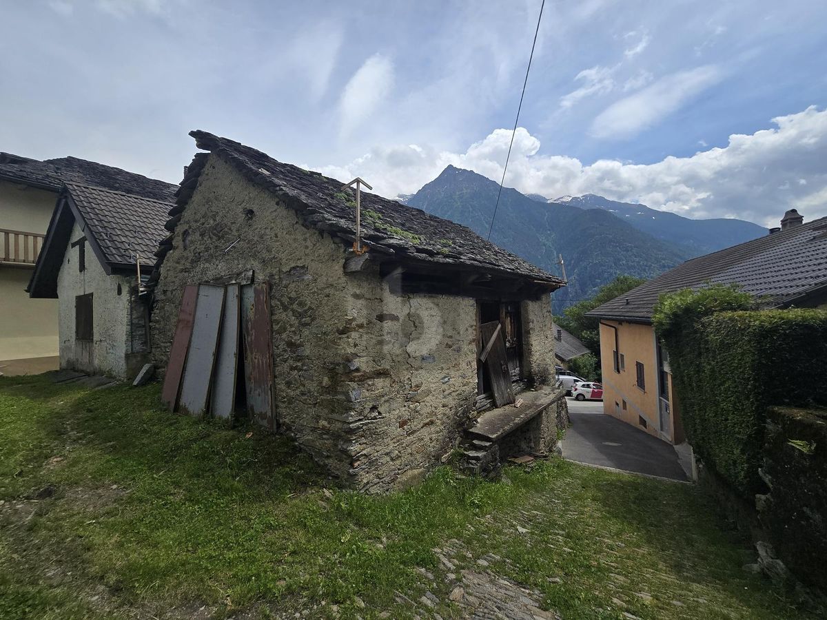 TRANQUILLA E SOLEGGIATA DA RISTRUTTURARE - 2