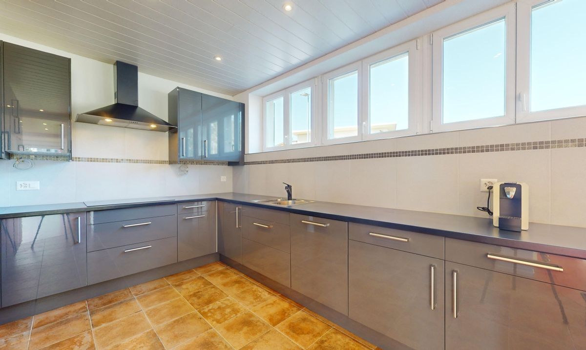 Charming Single-Family Home with Stunning Views and Spacious Garden in - 6