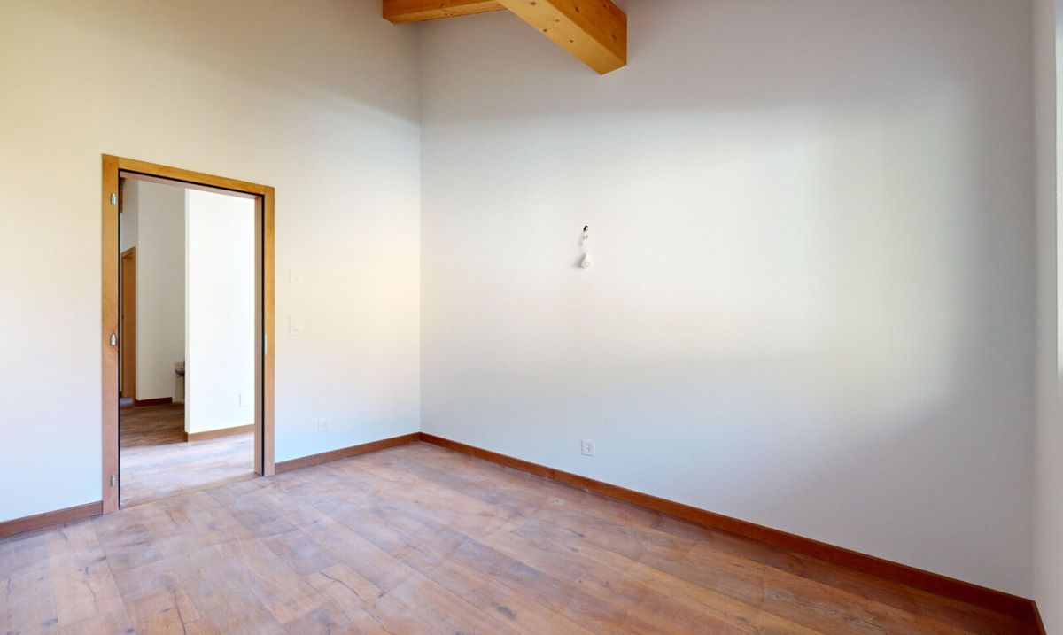 Just five minutes from Leuk, discover this stunning 4.5-room apartment - 8