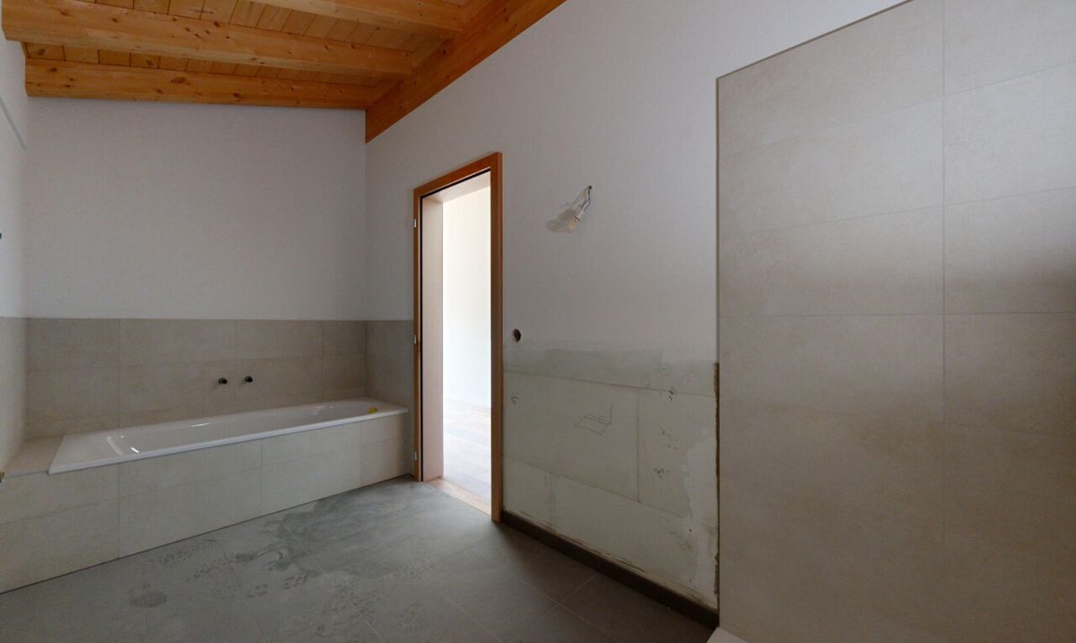 Just five minutes from Leuk, discover this stunning 4.5-room apartment - 10