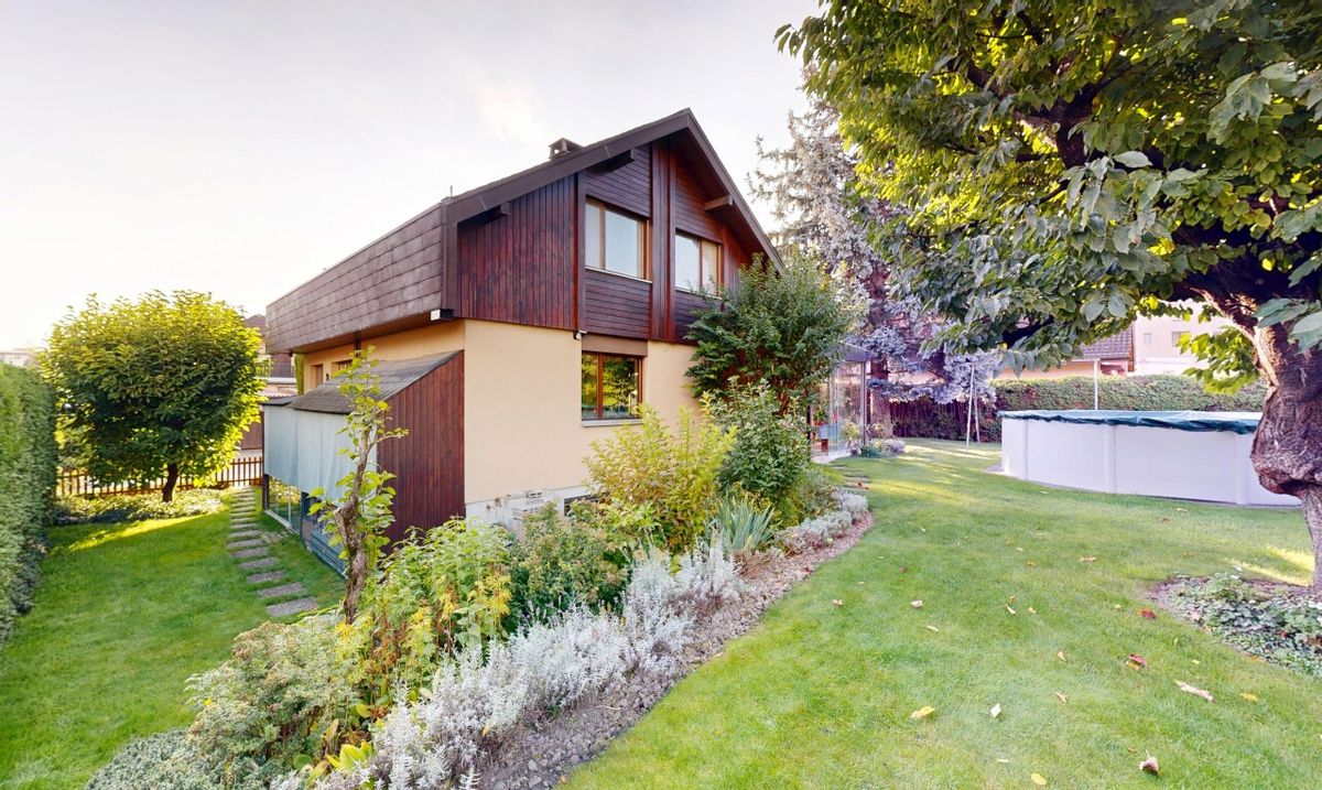 Bright Family Home with Garden - 0