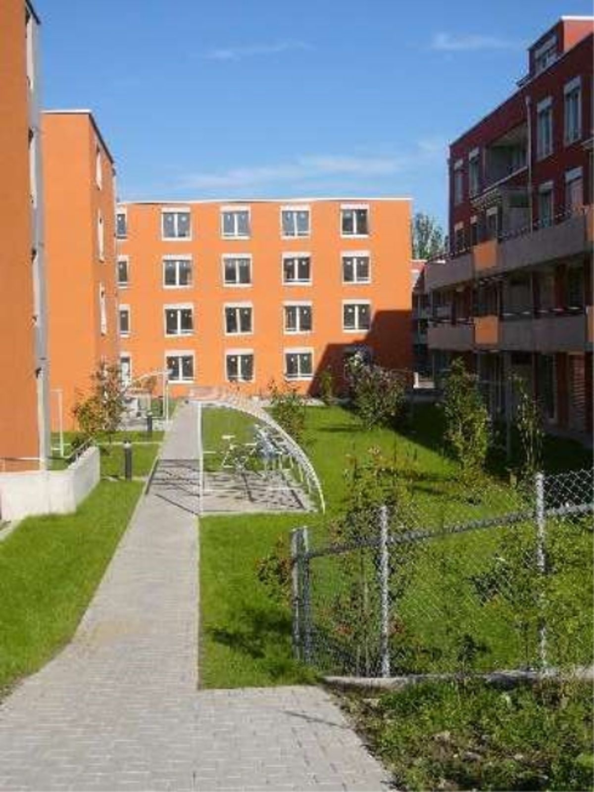 moderne helle Wohnung mit grossem Sitzplatz - 0