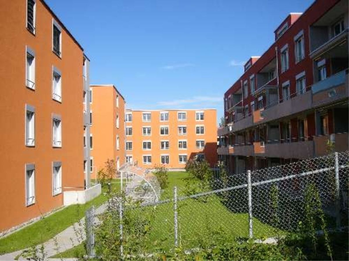 moderne helle Wohnung mit grossem Sitzplatz - 1