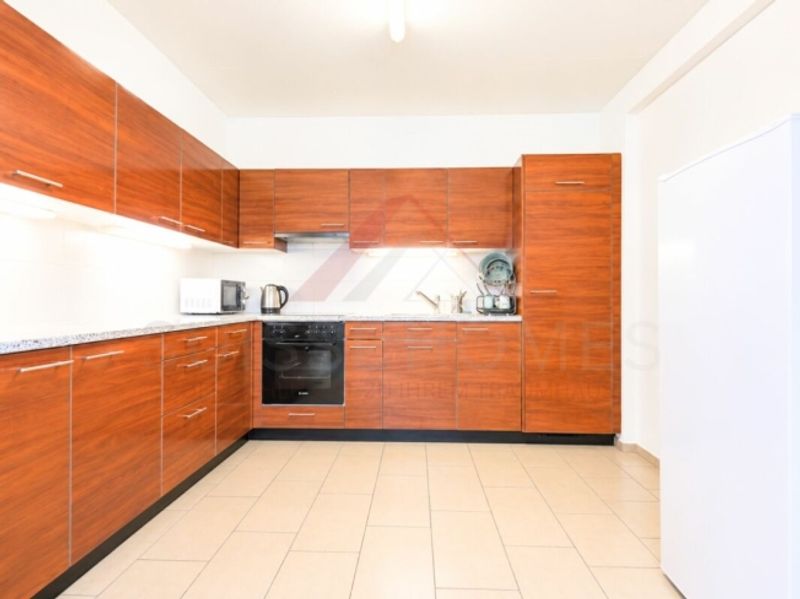Perfekt für Familien - 4.5 Zimmer Wohnung mit Balkon und Spielplatz vor der Tür - 5