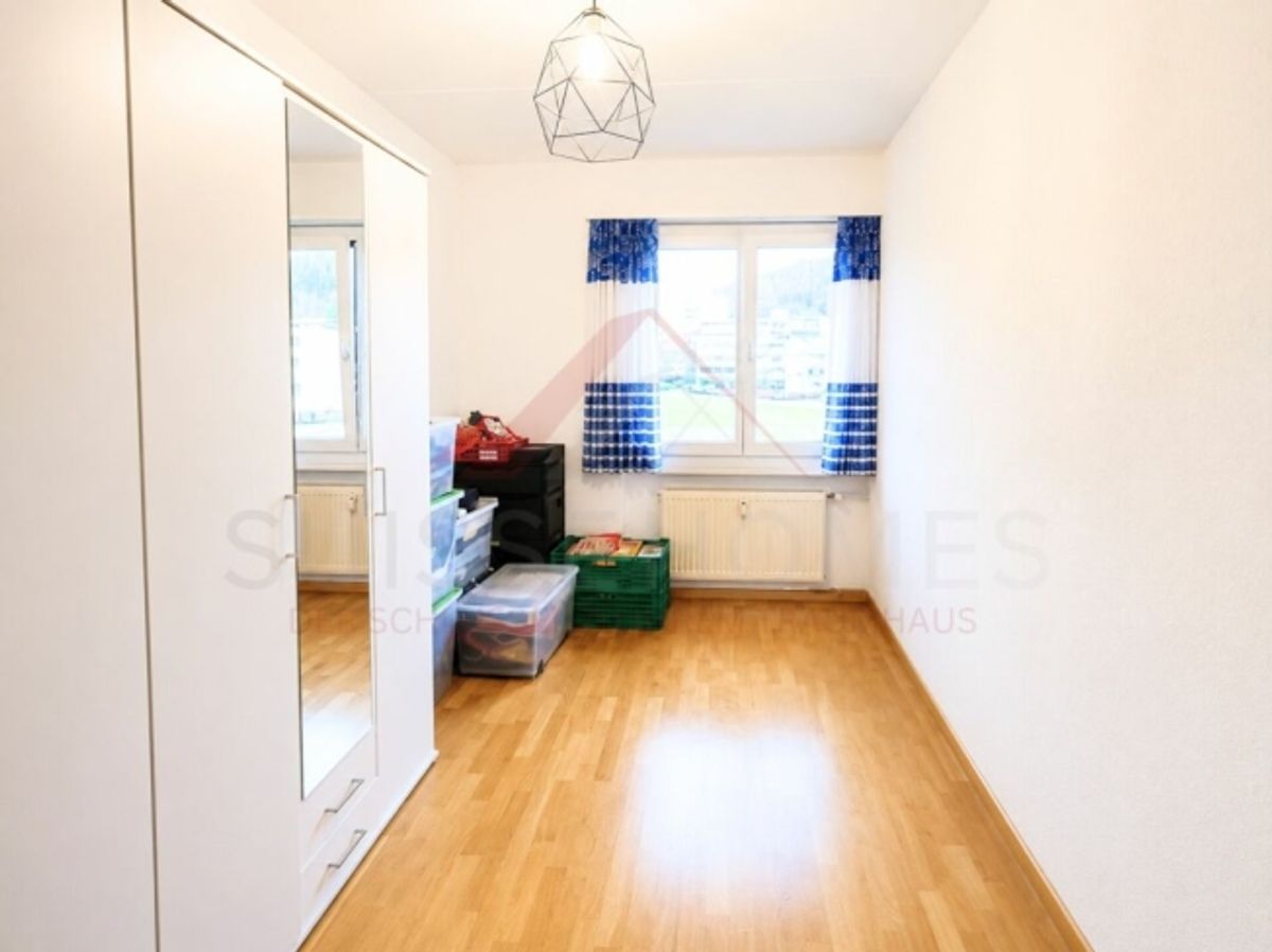 Perfekt für Familien - 4.5 Zimmer Wohnung mit Balkon und Spielplatz vor der Tür - 5