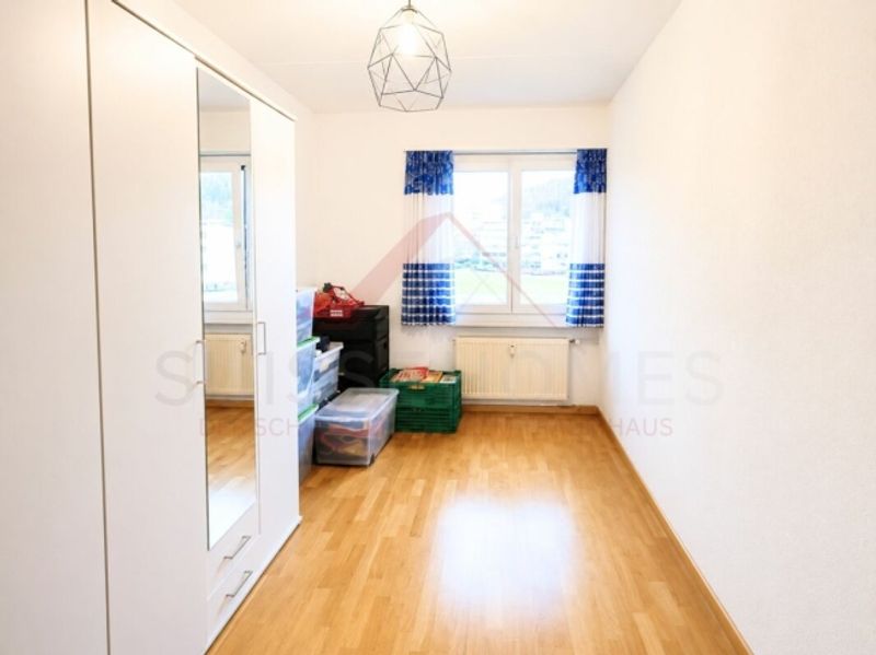 Perfekt für Familien - 4.5 Zimmer Wohnung mit Balkon und Spielplatz vor der Tür - 6