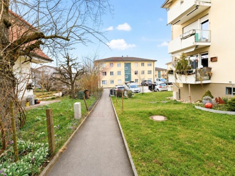 Perfekt für Familien - 4.5 Zimmer Wohnung mit Balkon und Spielplatz vor der Tür - 12
