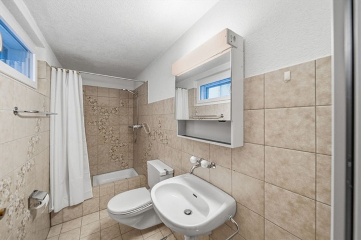 FREISTEHENDES 5.5 ZIMMER EINFAMILIENHAUS MIT POOL - WATT ELSE - 5