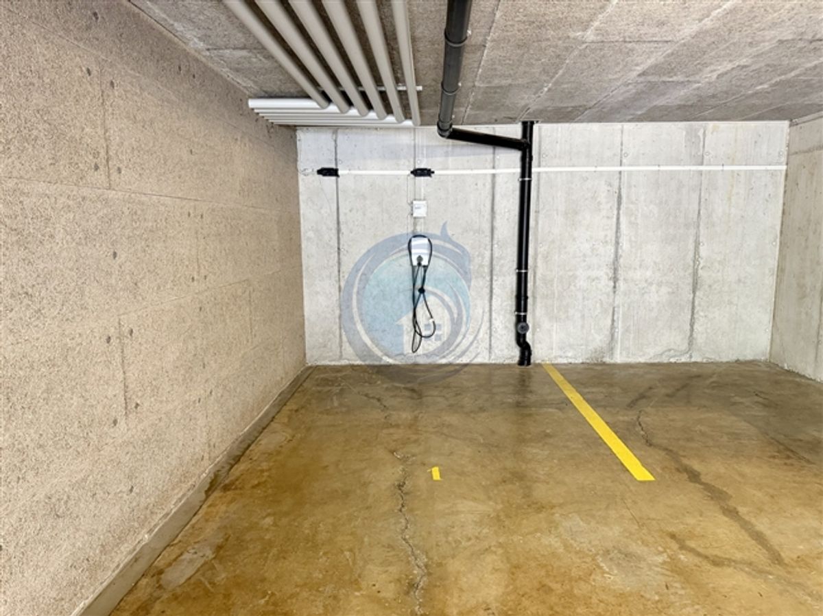 INNERER PARKPLATZ MIT LADESTATION - 2