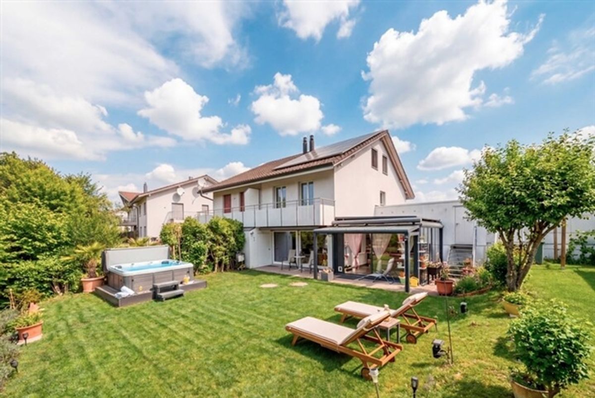 VERLÄSSLICH UND GEPFLEGT - 5.5 ZIMMER DOPPELEINFAMILIENHAUS - 0