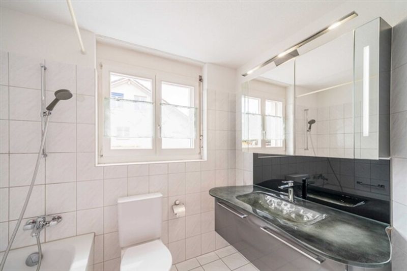 VERLÄSSLICH UND GEPFLEGT - 5.5 ZIMMER DOPPELEINFAMILIENHAUS - 5