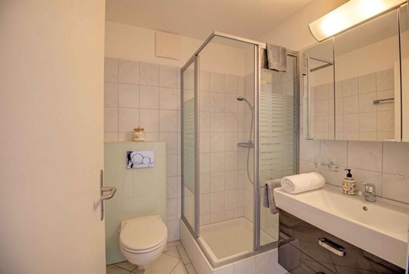 GROSSZÜGIGE 2.5 ZIMMER EIGENTUMSWOHNUNG MIT TOLLEM BALKON - 3