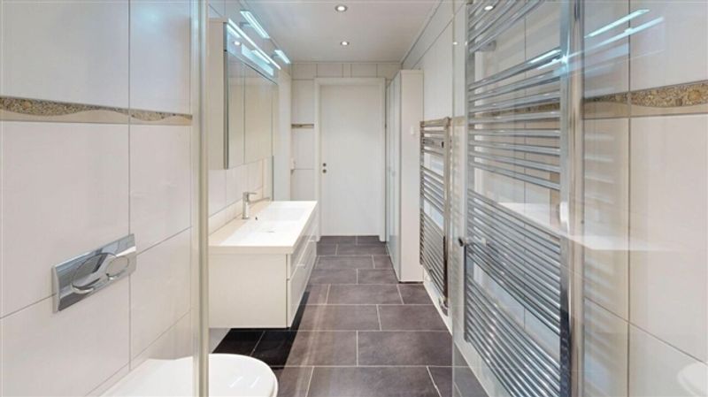 Aussergewöhnliche 3.5-Zimmer-Wohnung mit separatem Eingang & Garage inklusive - 4