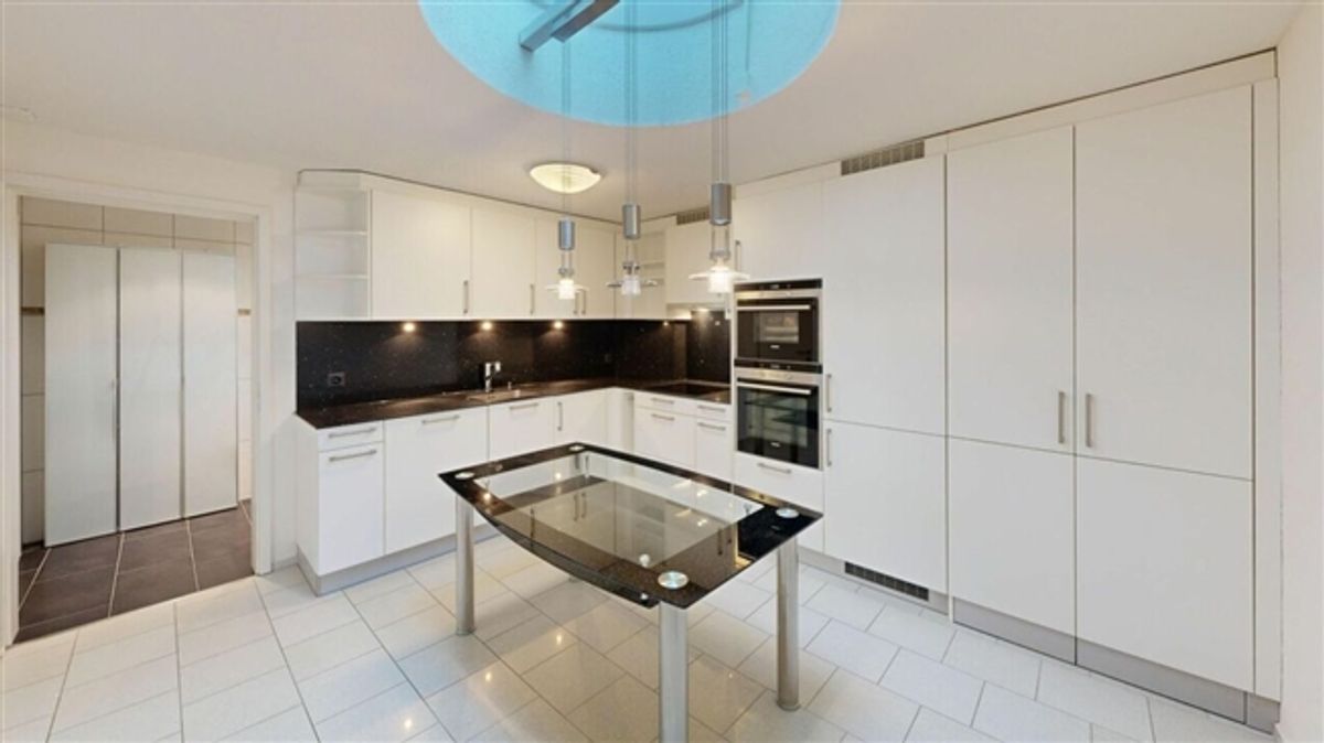 Aussergewöhnliche 3.5-Zimmer-Wohnung mit separatem Eingang & Garage inklusive - 0