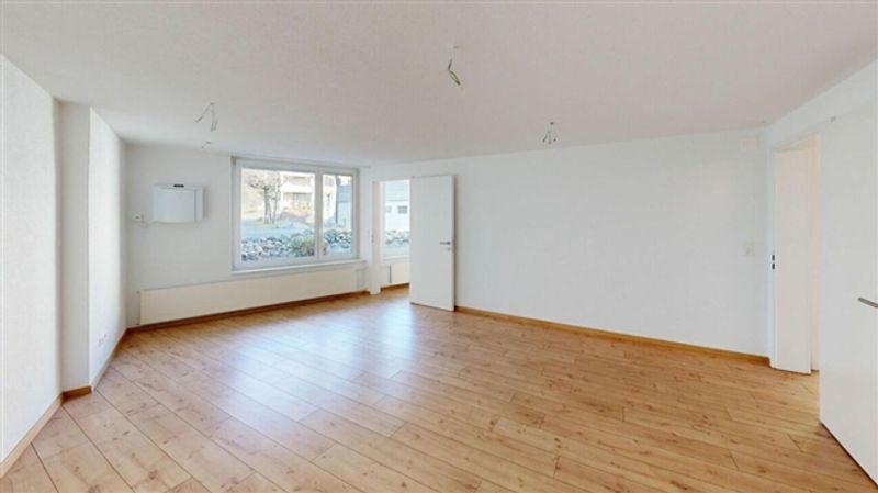 Aussergewöhnliche 3.5-Zimmer-Wohnung mit separatem Eingang & Garage inklusive - 2
