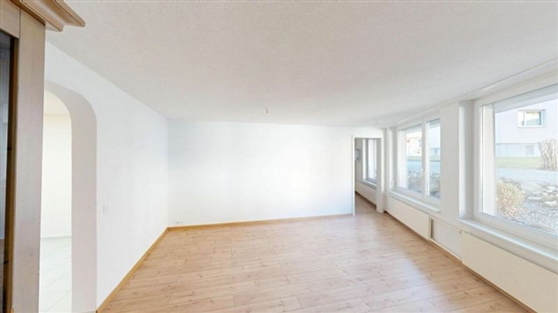 Aussergewöhnliche 3.5-Zimmer-Wohnung mit separatem Eingang & Garage inklusive - 3