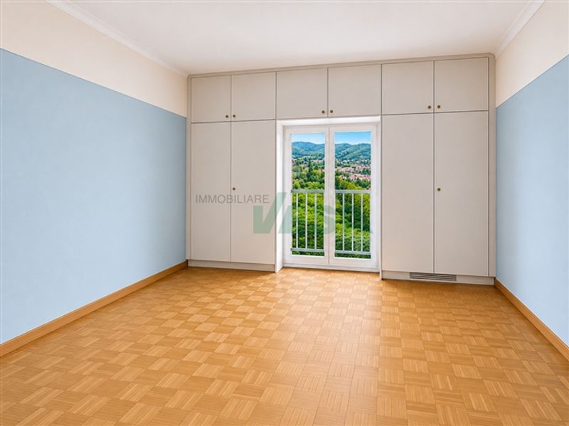 Grosse Villa mit Swimmingpool und herrlicher Sicht auf die Weinberge - 11