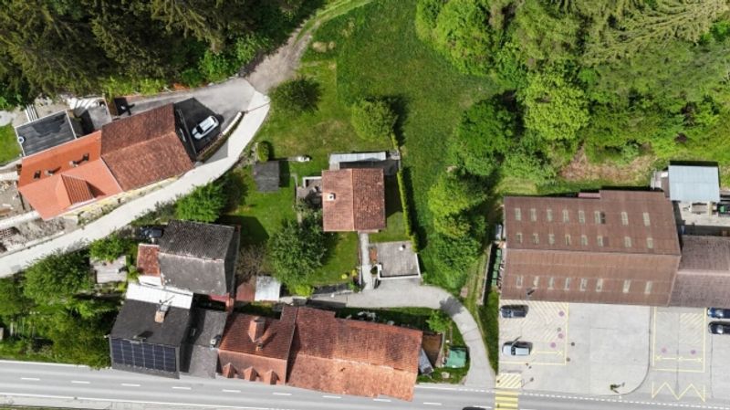 Freistehendes Einfamilienhaus mit Umschwung - 3