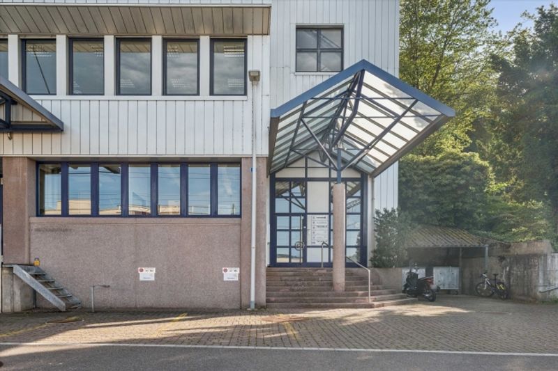 Arbeiten mit Seesicht Attraktive Bürofläche im Herzen von Horgen - 2