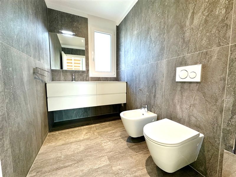 Eleganza Moderna e Comfort Villa con Rifiniture di Pregio - 10