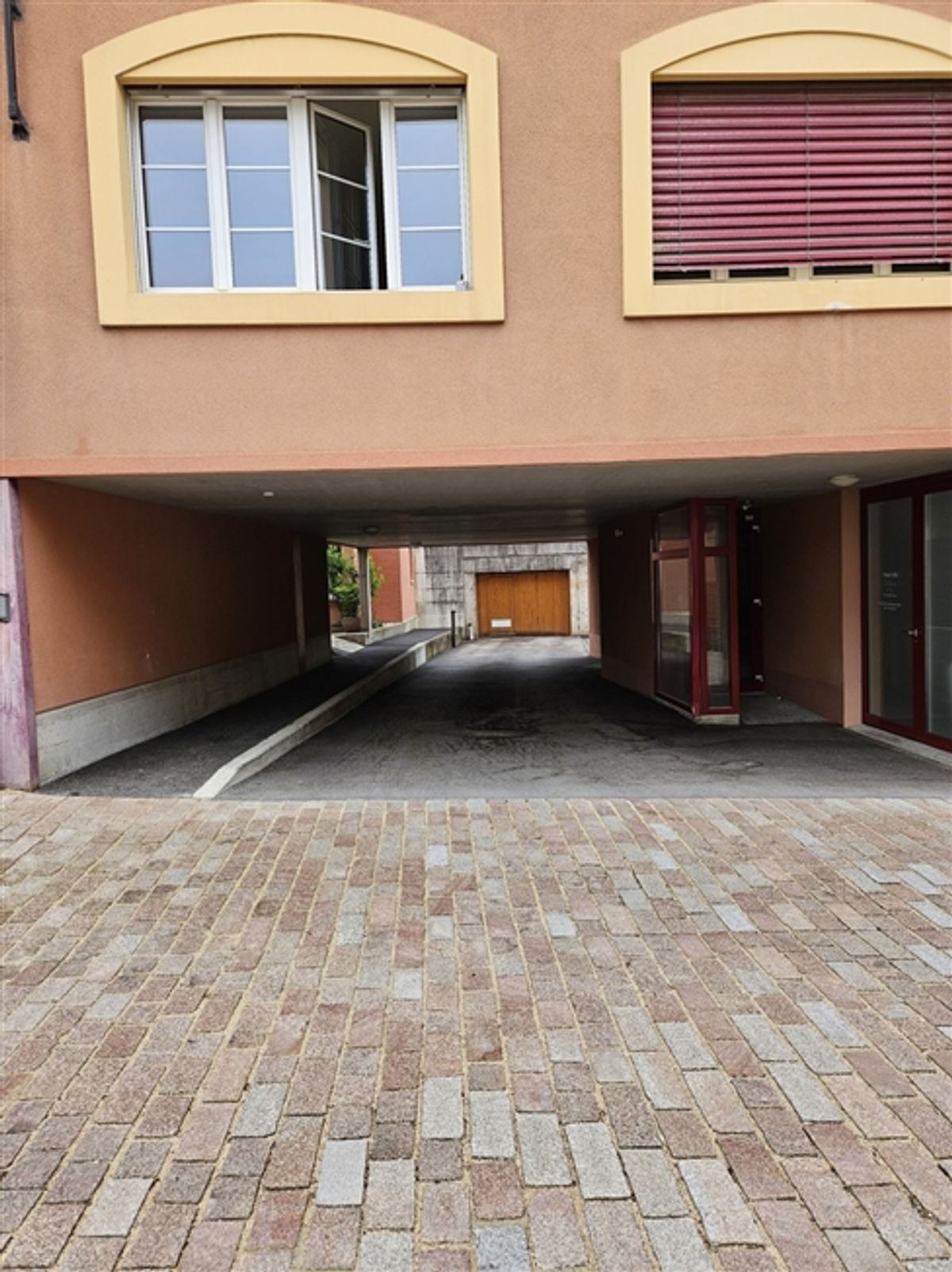 Zu vermieten Parkplatz in einer Tiefgarage im Zentrum von Bôle - 0