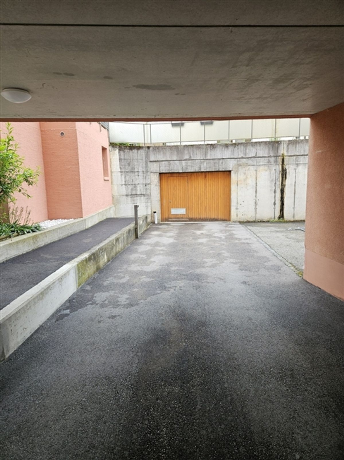 Zu vermieten Parkplatz in einer Tiefgarage im Zentrum von Bôle - 1
