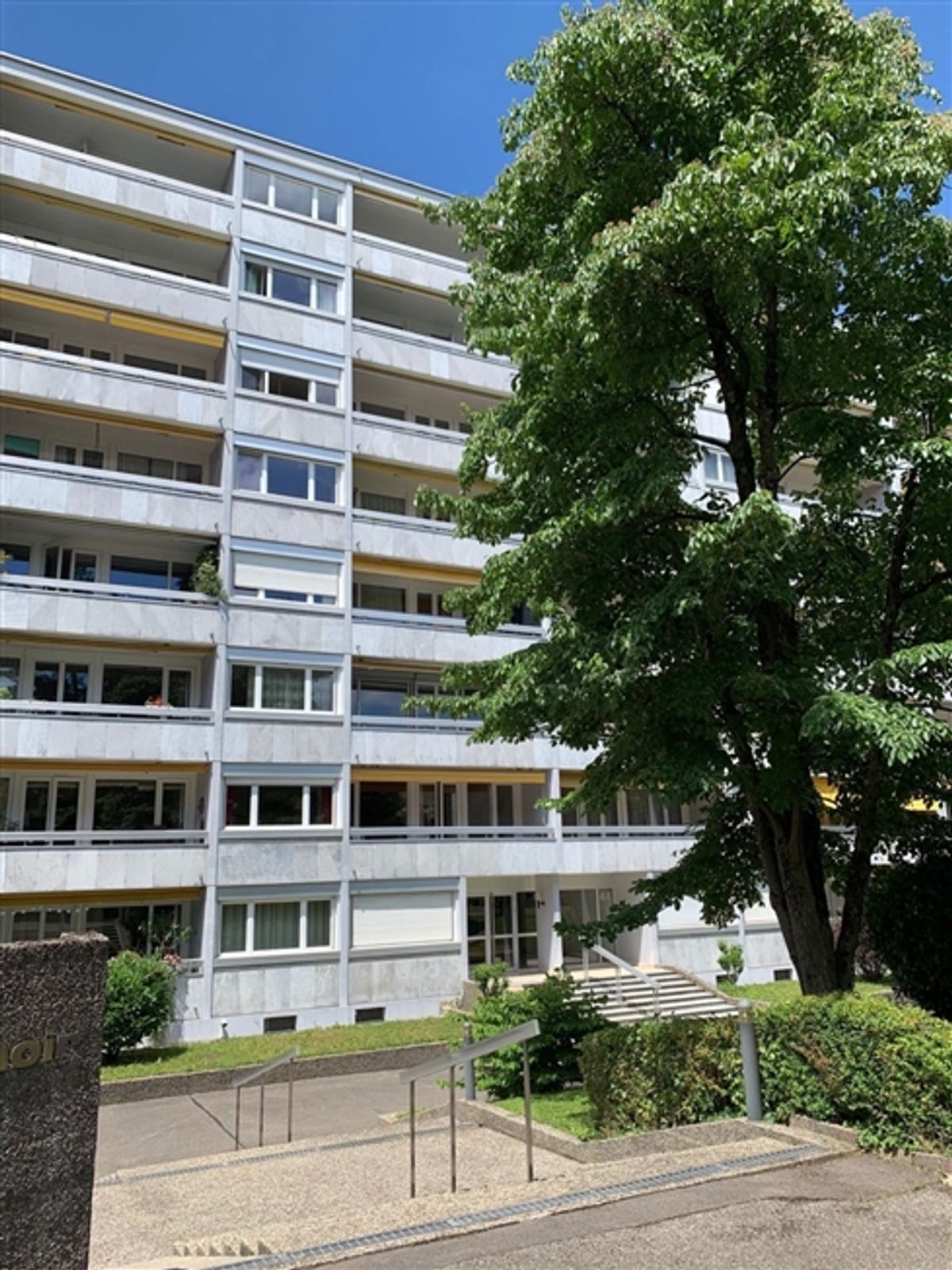 Halbmöblierte Einzimmerwohnung in einem Wohngebäude - 0