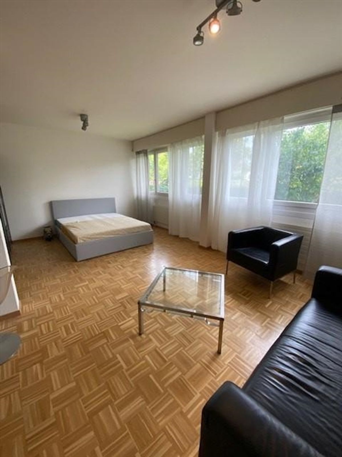 Halbmöblierte Einzimmerwohnung in einem Wohngebäude - 1