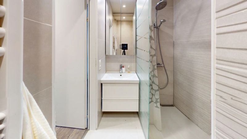 Möbliertes Zimmer in modernisierter Wohnung an top Lage - 10