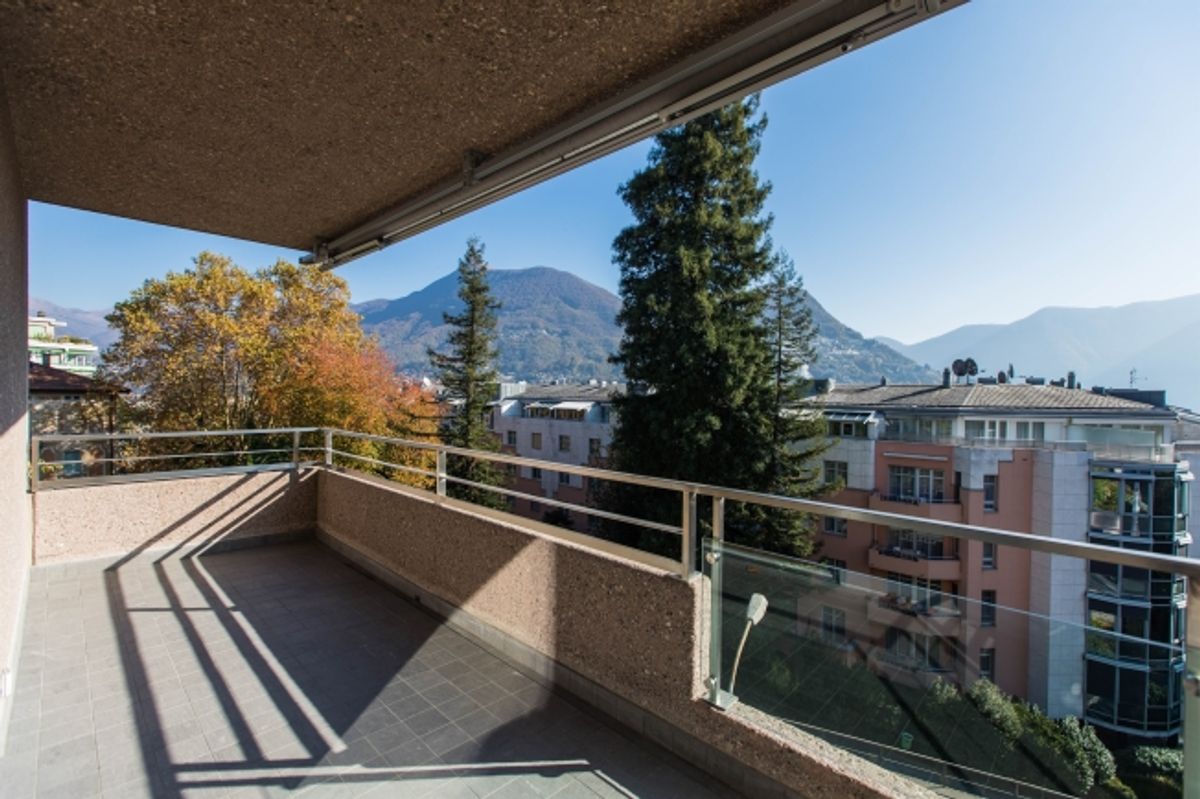 Eleganza e panorama vista lago mozzafiato a due passi dal centro - 2