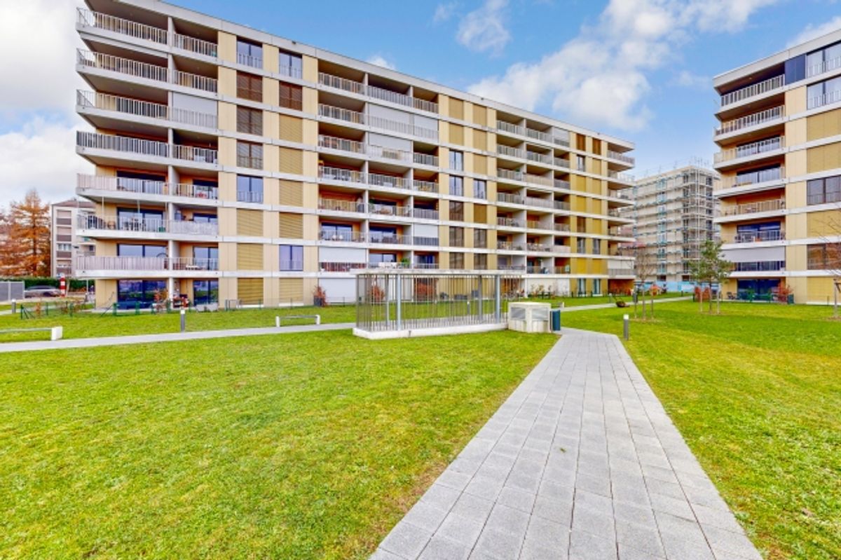 Dans un bâtiment moderne - 1