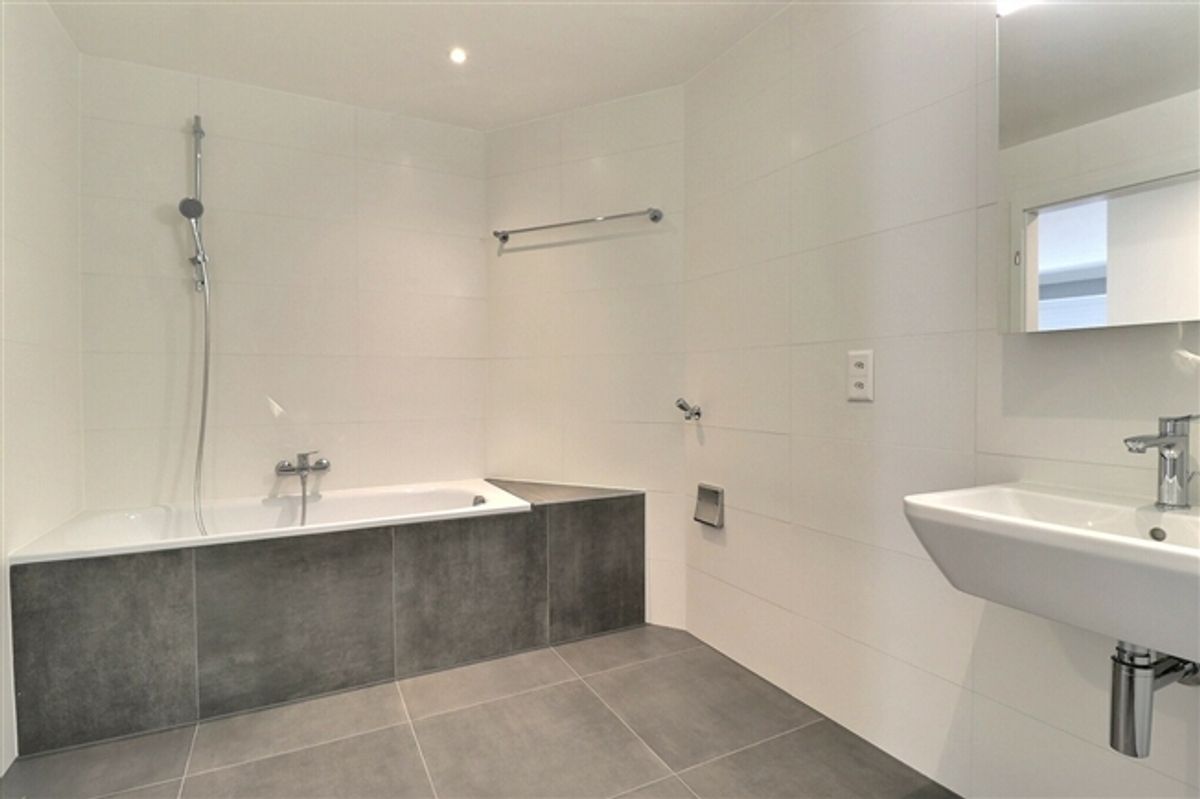 Wunderschöne 3.5-Zimmer-Wohnung komplett renoviert im Herzen der Stadt - 8