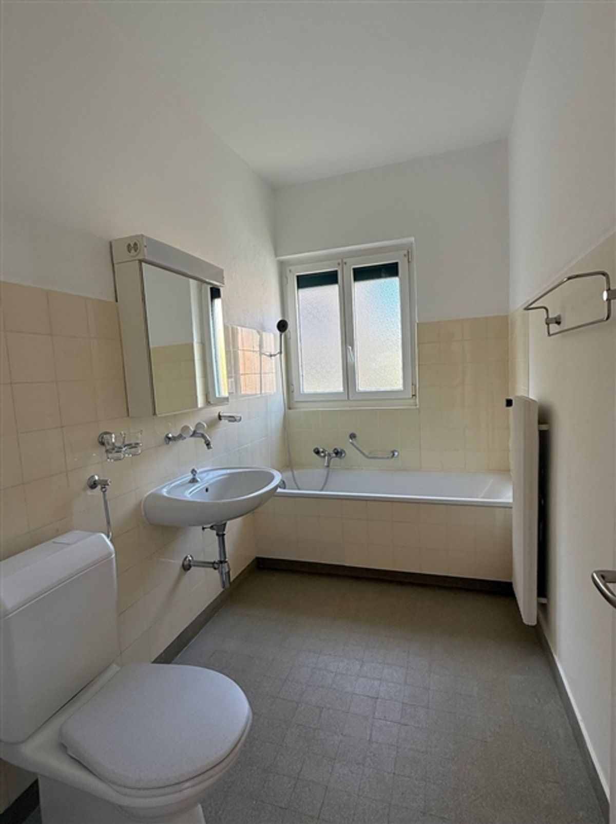 KOMFORTABLE 4-ZIMMER-WOHNUNG IN RUHIGER LAGE - 13