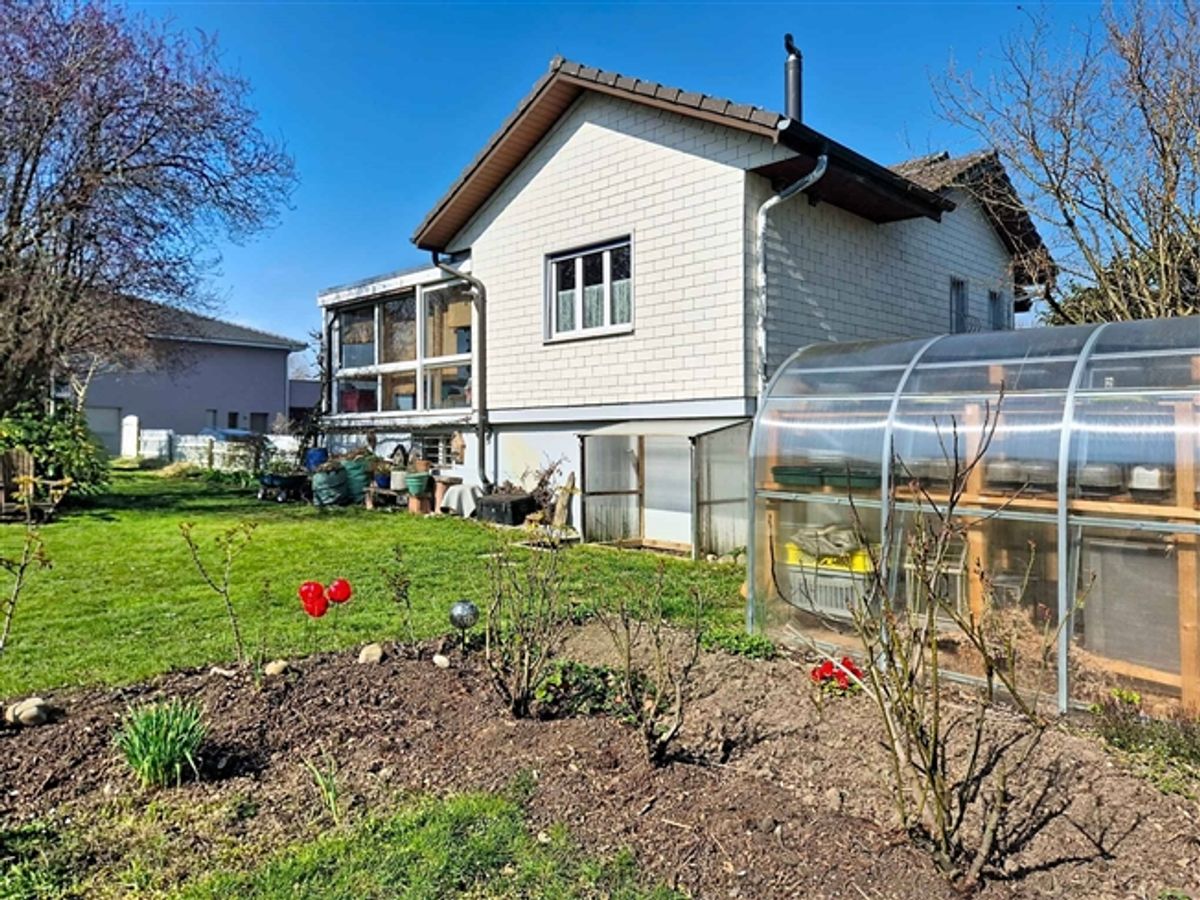 Helles freistehendes Haus in grüner Umgebung - 10