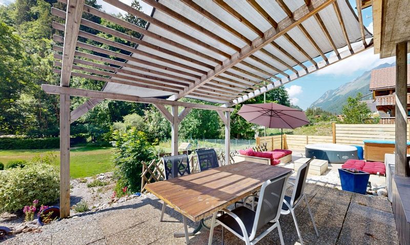 A charming chalet nestled in lush greenery - 5