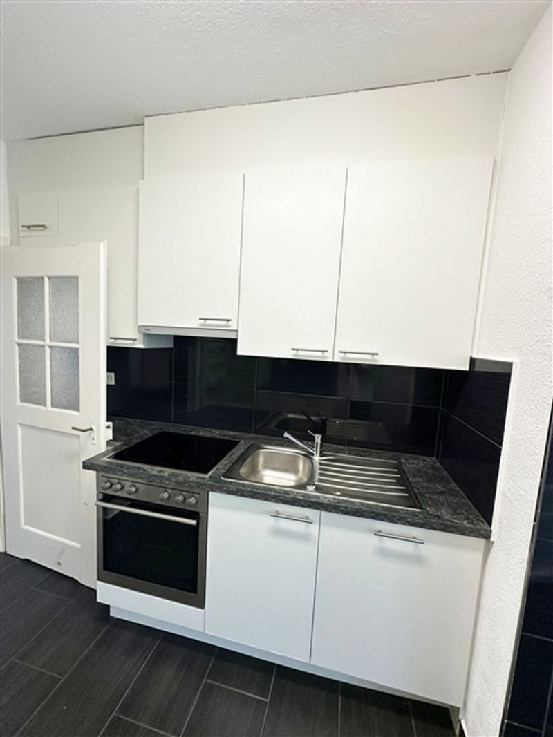 Charmante, unmöblierte 2-Zimmerwohnung mit geschlossenem Balkon an der Schlossgasse 15, Basel - 3