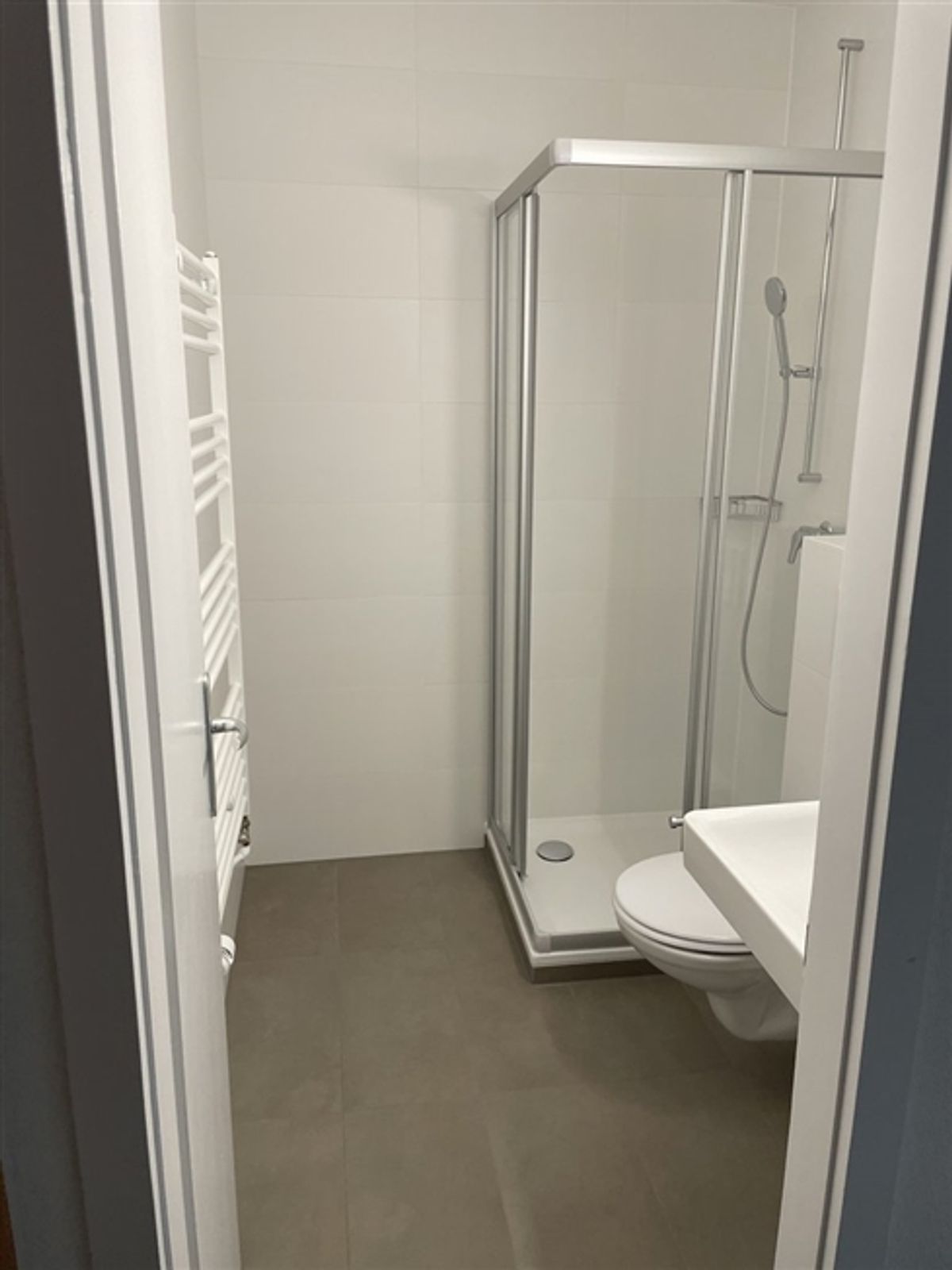 Wunderschöne renovierte 2-Zimmer-Wohnung im Stadtzentrum von Prilly - 3
