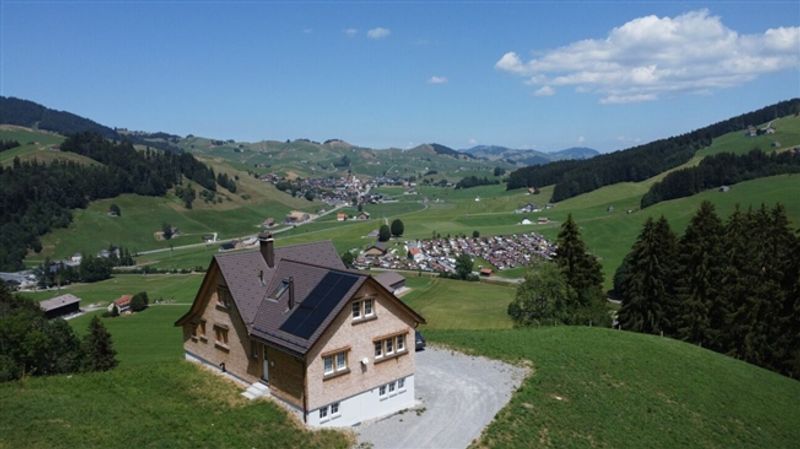 EINZIGARTIG MIT ZUFAHRT - 1