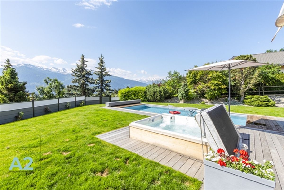 Luxuriöses Chalet mit 9 Zimmern, Aussenpool und Sauna - 0
